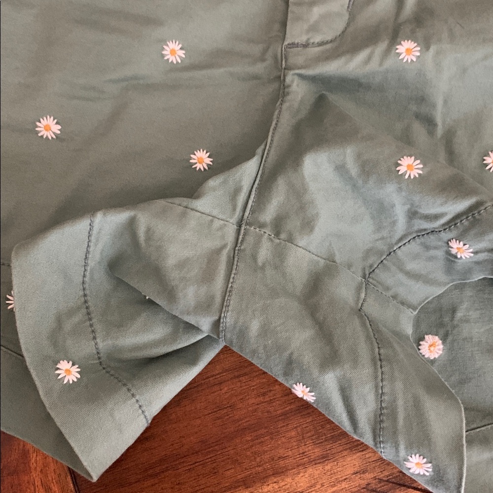 Old Navy everyday shorts | green with daisies - Picture 7 of 7